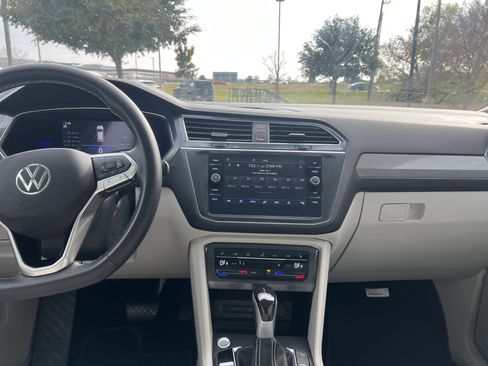 Certified 2023 Volkswagen Tiguan SE w/ Panoramic Sunroof Package image 28