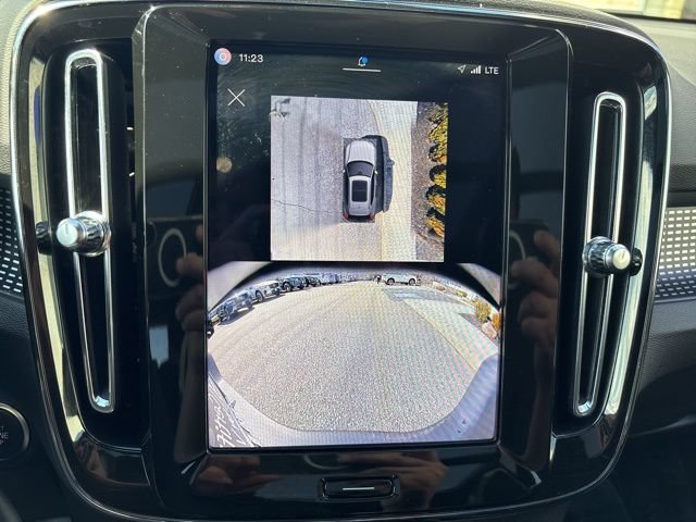 Certified 2025 Volvo XC40 B5 Plus AWD/4WD image 27