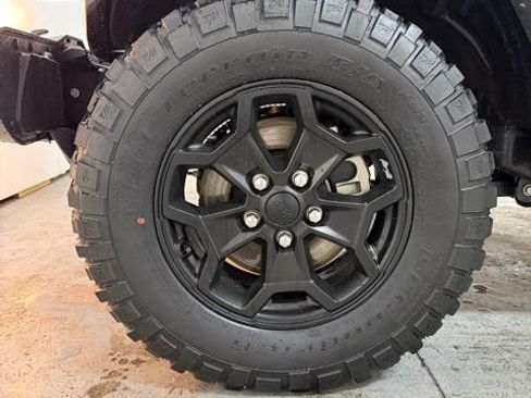 Certified 2021 Jeep Gladiator Sport AWD/4WD image 11