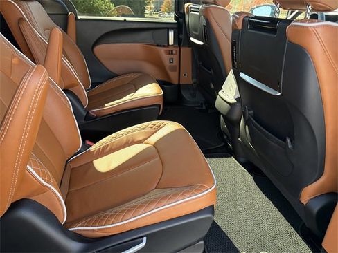 Used 2024 Chrysler Pacifica Pinnacle w/ Trailer Tow Group image 15