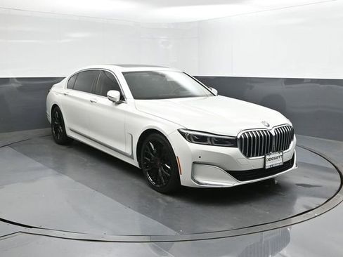 Used 2022 BMW 740i w/ Premium Package image 17