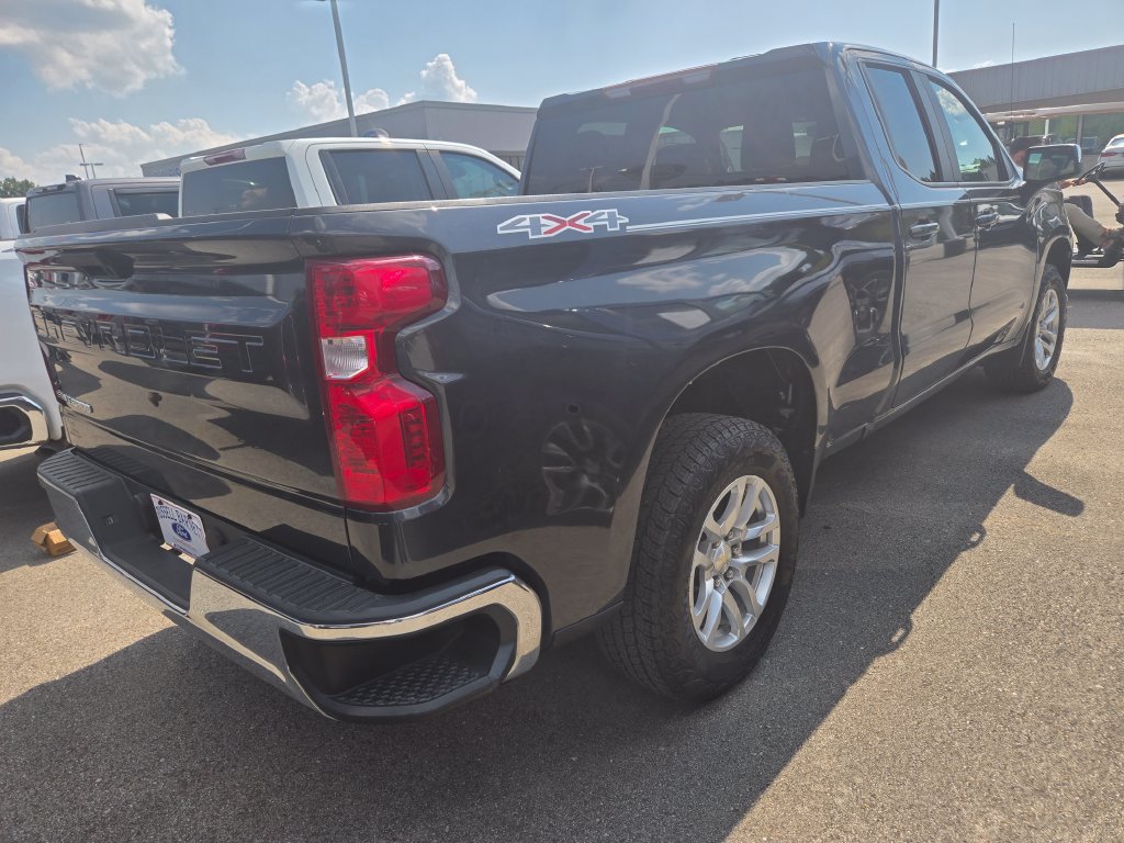 Used 2020 Chevrolet Silverado 1500 LT AWD/4WD image 4