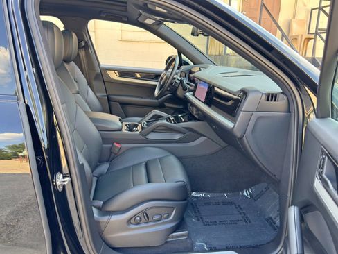 Used 2024 Porsche Cayenne AWD/4WD image 16