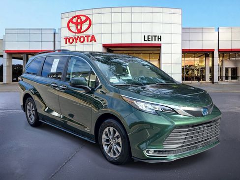 Used 2021 Toyota Sienna XLE image 3
