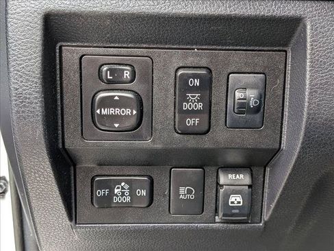 Used 2018 Toyota Tundra Limited w/ Limited Premium Package RWD image 17