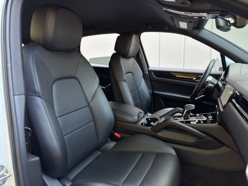 Used 2020 Porsche Cayenne image 38