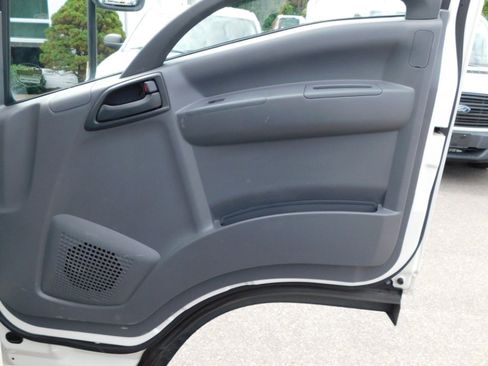 Used 2020 Isuzu NPR image 21