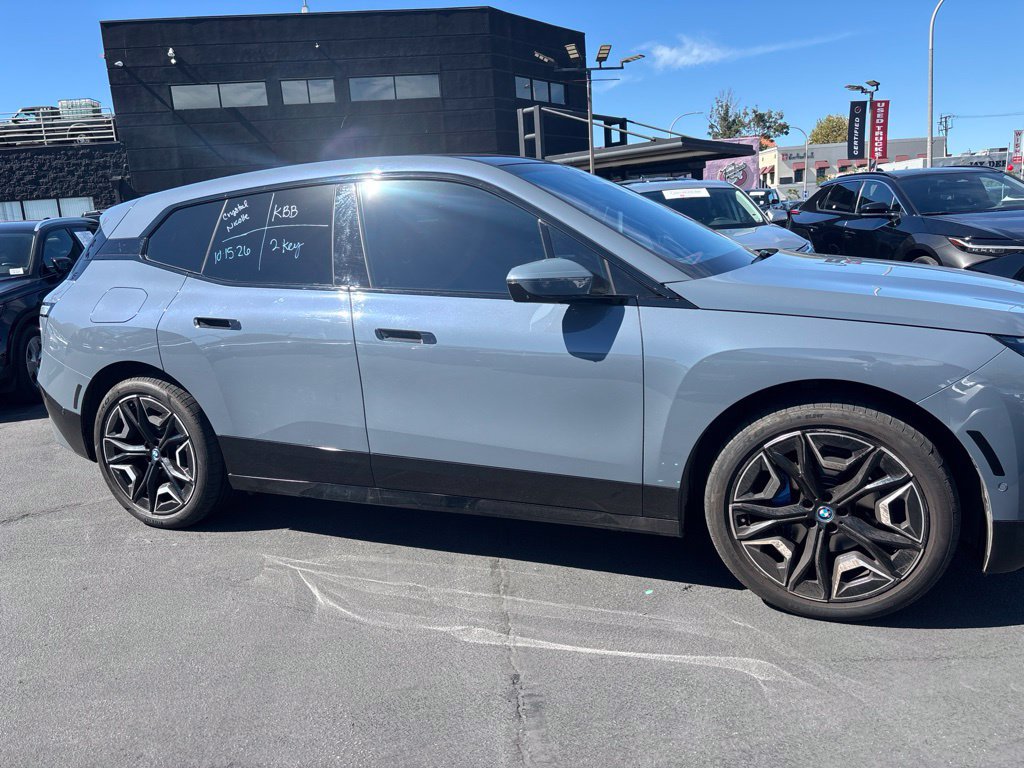 Used 2022 BMW iX xDrive50 w/ Premium Package AWD/4WD image 3