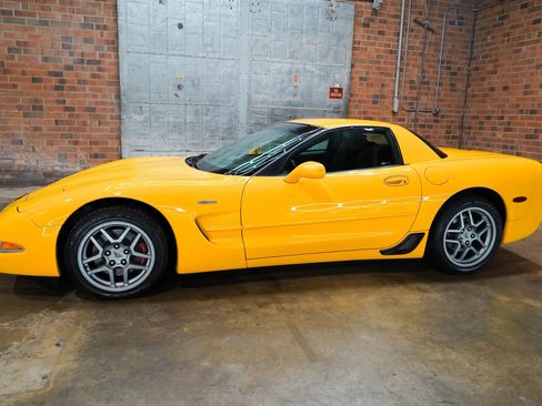 Used 2002 Chevrolet Corvette Z06 w/ Memory Pkg RWD image 9