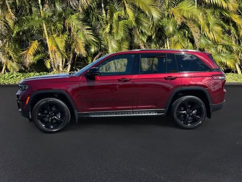Used 2024 Jeep Grand Cherokee Altitude AWD/4WD image 9
