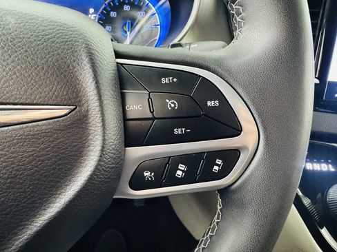 Used 2023 Chrysler Pacifica Touring-L FWD image 13