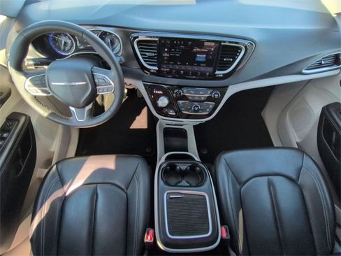 Used 2023 Chrysler Pacifica Touring-L image 27