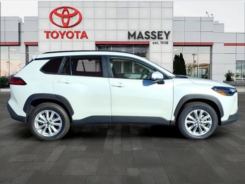 Used 2022 Toyota Corolla Cross LE image 2