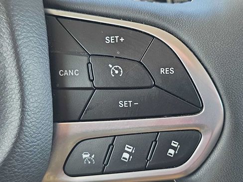 Used 2024 Chrysler Pacifica Limited FWD image 30