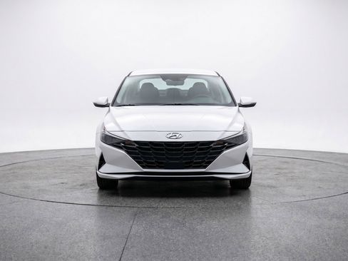 Used 2025 Hyundai Elantra SEL FWD image 2