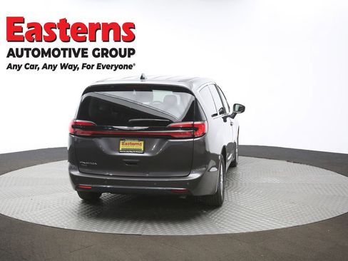 Used 2023 Chrysler Pacifica Touring-L image 40
