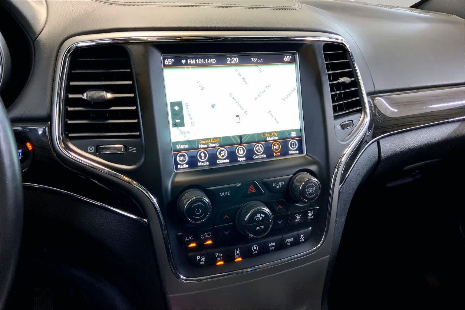 Used 2018 Jeep Grand Cherokee Overland AWD/4WD image 6