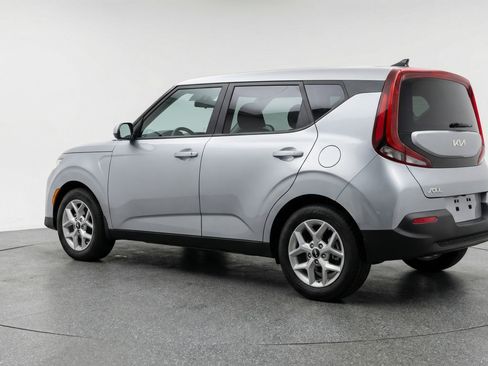 Used 2025 Kia Soul LX w/ LX Technology Package FWD image 6