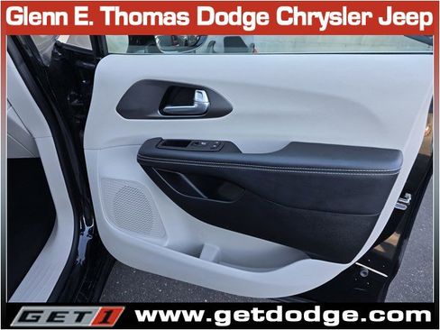 Used 2024 Chrysler Pacifica Select image 37