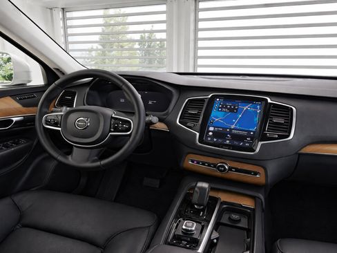 Certified 2023 Volvo XC90 T8 Plus AWD/4WD image 20