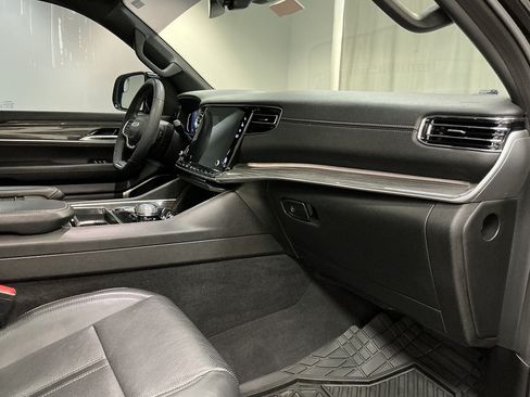 Used 2022 Jeep Wagoneer Series II w/ Premium Group I AWD/4WD image 31