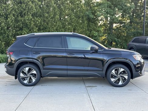 New 2025 Volkswagen Taos SE image 6