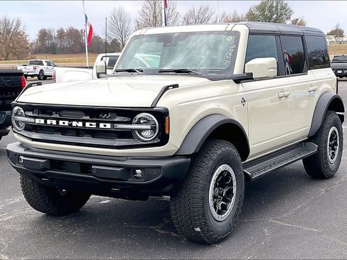 New 2025 Ford Bronco Outer Banks w/ Sasquatch Package image 2