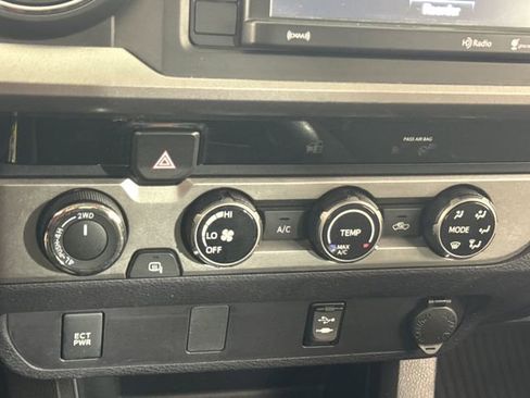 Used 2018 Toyota Tacoma SR5 AWD/4WD image 32