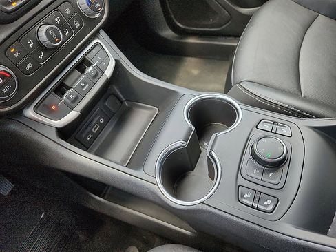 Used 2024 GMC Terrain SLT image 12