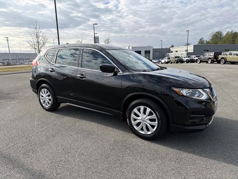 Used 2020 Nissan Rogue S image 2