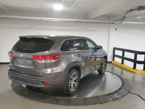 Used 2018 Toyota Highlander LE image 8