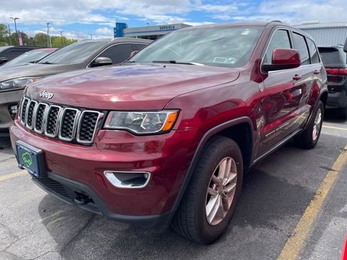 Used 2018 Jeep Grand Cherokee Laredo AWD/4WD image 3
