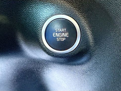 Used 2023 Volvo XC40 B5 Plus image 15