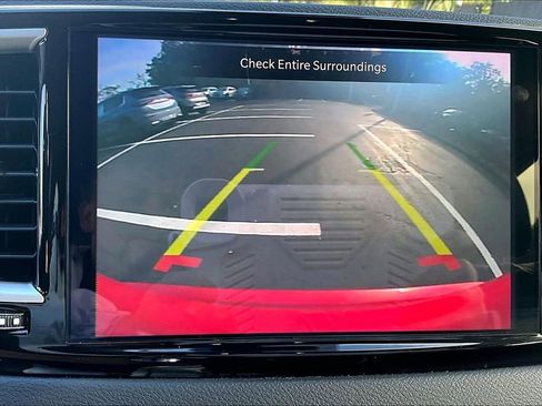 Used 2024 Chrysler Pacifica Touring-L image 14