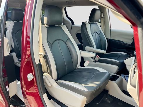 Used 2017 Chrysler Pacifica Touring w/ Tire & Wheel Group FWD image 27