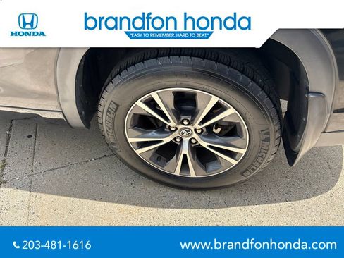 Used 2017 Toyota Highlander Plus AWD/4WD image 31