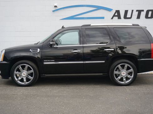 Used 2010 Cadillac Escalade Premium image 3