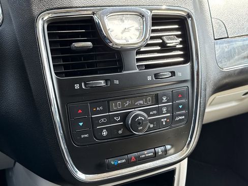 Used 2015 Chrysler Town & Country Touring-L w/ Driver Convenience Group image 26