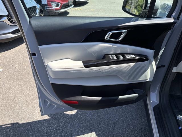 Used 2024 Kia Carnival EX FWD image 11