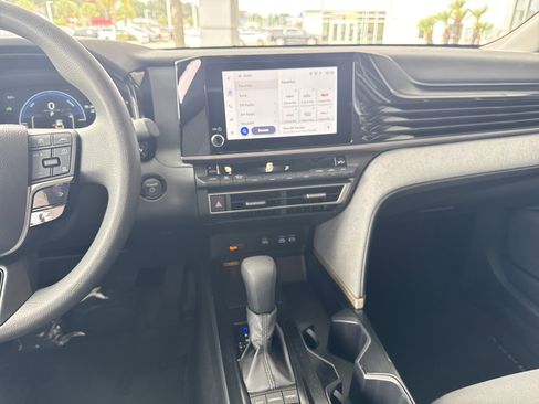 Used 2025 Toyota Camry LE image 28
