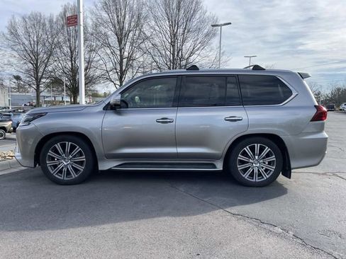 Used 2017 Lexus LX 570 4WD w/ Luxury Package image 2