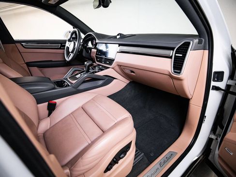 Certified 2023 Porsche Cayenne Platinum Edition AWD/4WD image 28