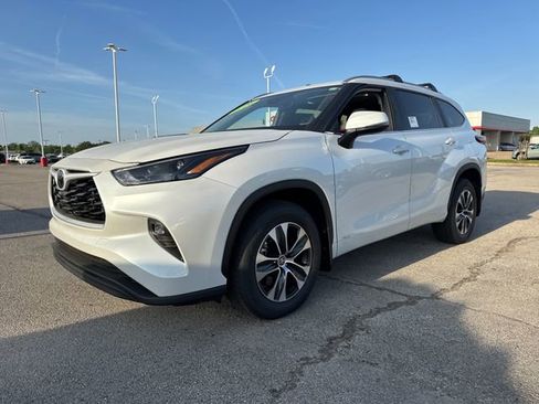 New 2026 Toyota Highlander XLE image 2
