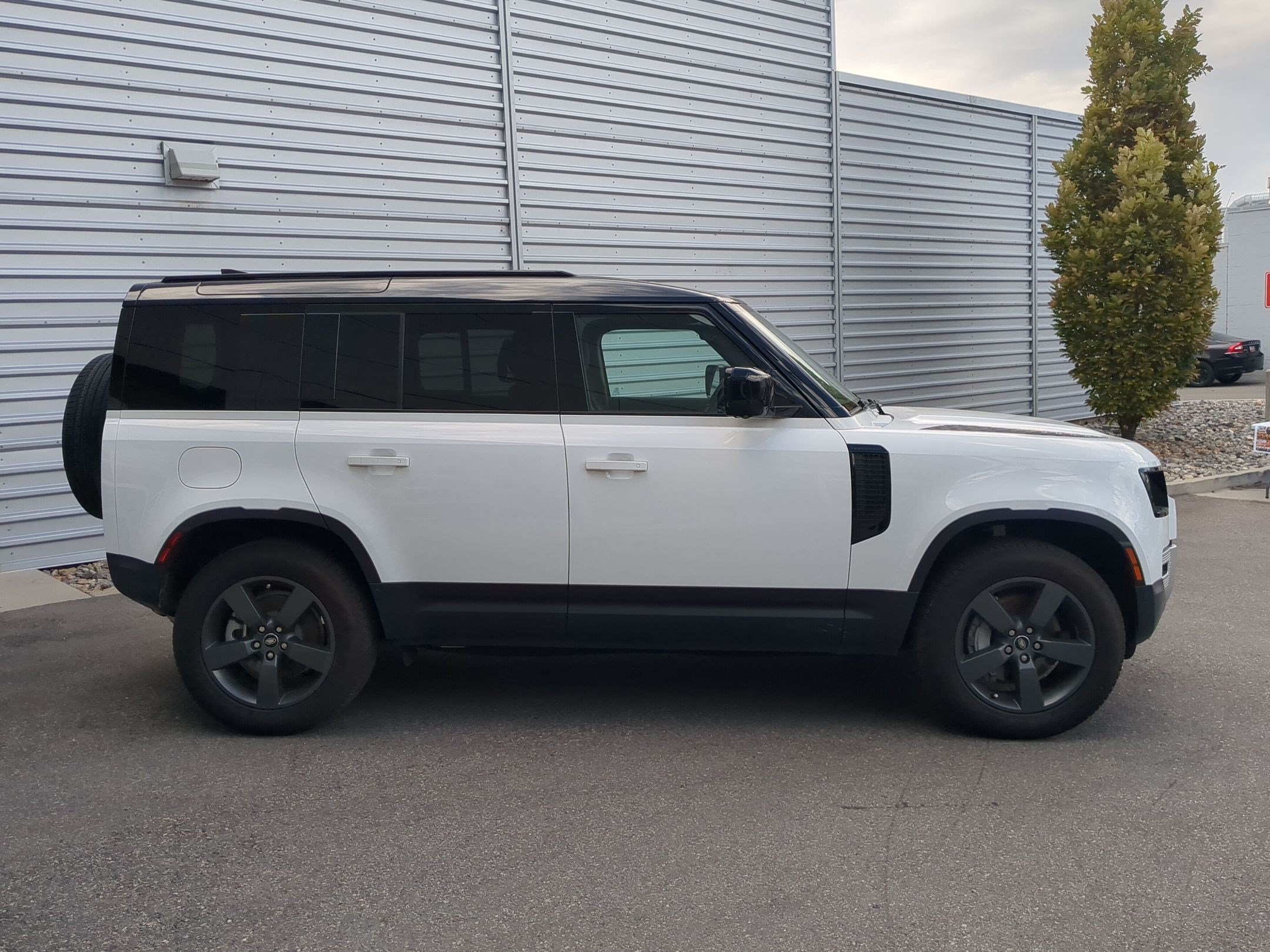 Used 2025 Land Rover Defender 110 S AWD/4WD image 5