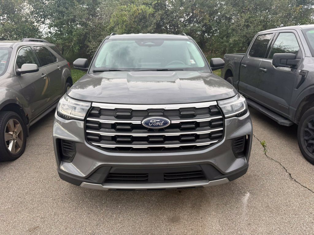 Certified 2025 Ford Explorer Active AWD/4WD image 2