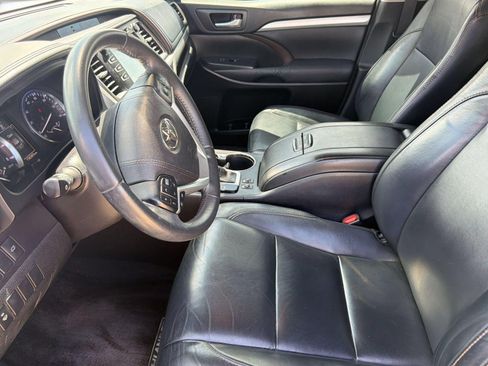 Used 2016 Toyota Highlander XLE FWD image 5