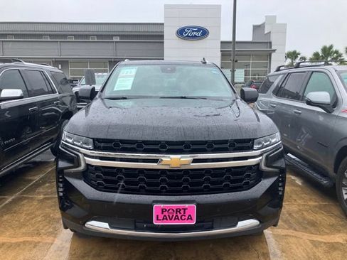 Used 2023 Chevrolet Suburban LS RWD image 2