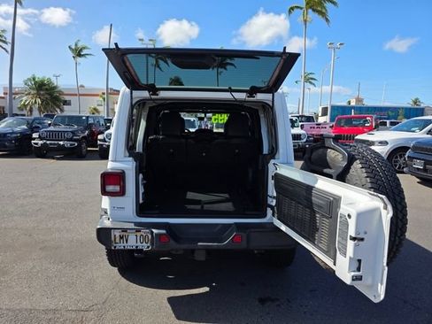 Used 2022 Jeep Wrangler Unlimited Sahara AWD/4WD image 11