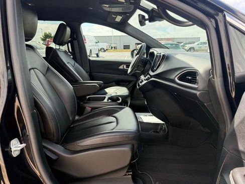Used 2026 Chrysler Pacifica Select image 3