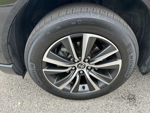 Used 2021 Toyota Venza LE image 9